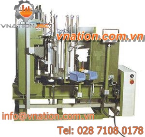 automatic assembly machine / for brushes