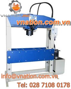 hydraulic press / with movable piston