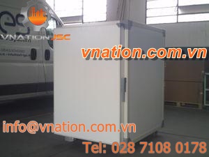 isothermal box with removable eutectic plates