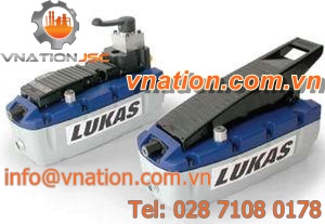 foot-operated pump / reciprocating / oil pressure / hydro-pneumatic