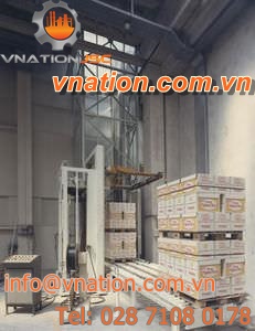 vertical elevator / hydraulic / for pallets