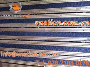 anti-slip floor covering / for extreme conditions