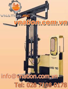 electric forklift / ride-on / exterior / handling
