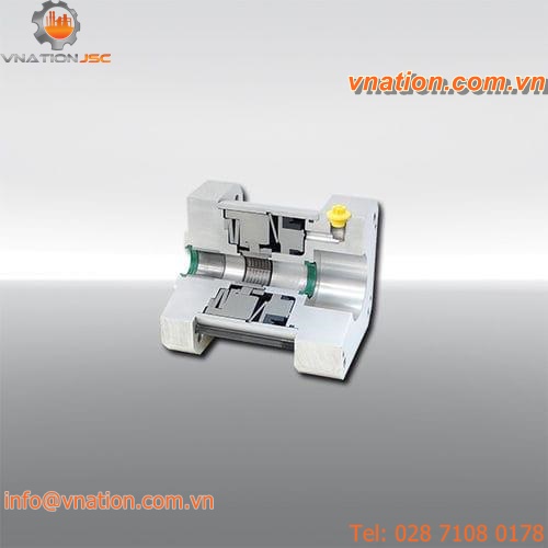 pneumatically-operated clamping device / shaft