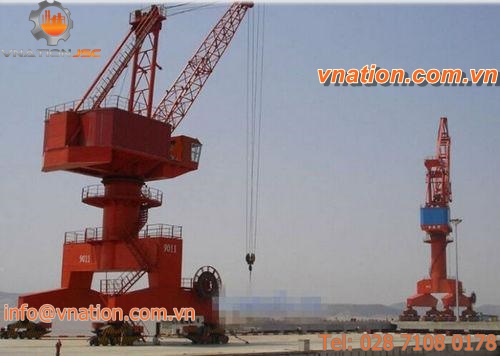 mobile crane / shipbuilding / harbor / loading