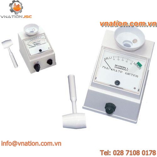 portable conductivity meter / with automatic temperature compensation