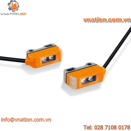 photoelectric sensor with background suppression / diffuse reflective / rectangular / infrared