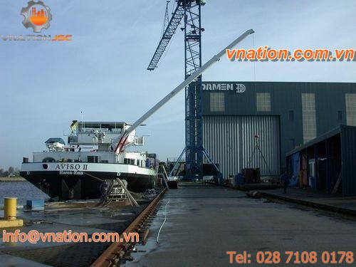 barge crane / boom / shipbuilding / hydraulic