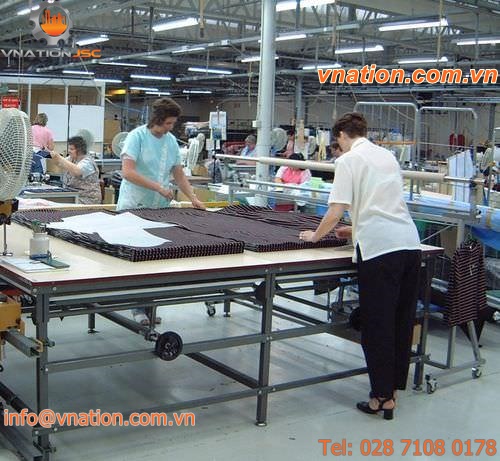 fabric cutting table / needle roller