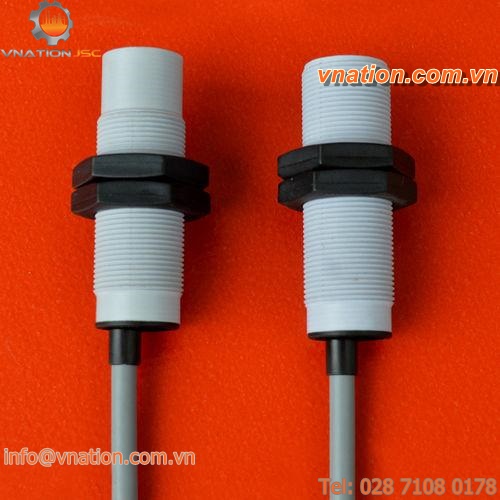 capacitive proximity sensor / cylindrical M18 / with switching function / IP67