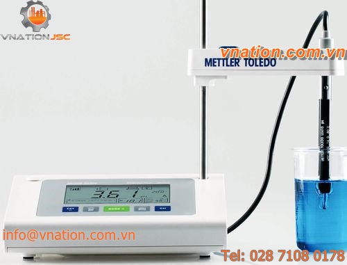 bench-top conductivity meter / with LCD display / laboratory